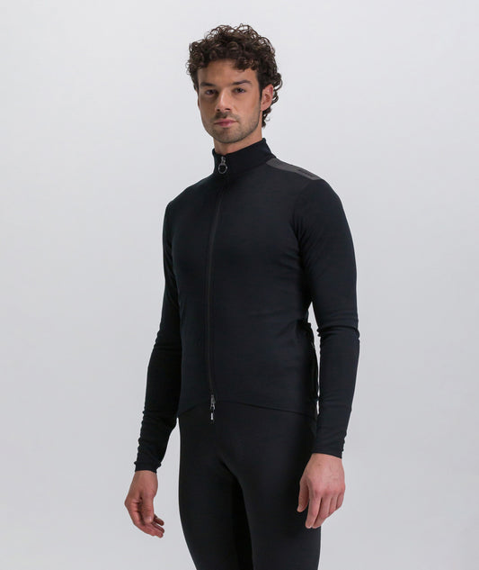 ADAPT MULTI - VESTE    4W250775ADAPTMULT      2025   The model wears a size M.